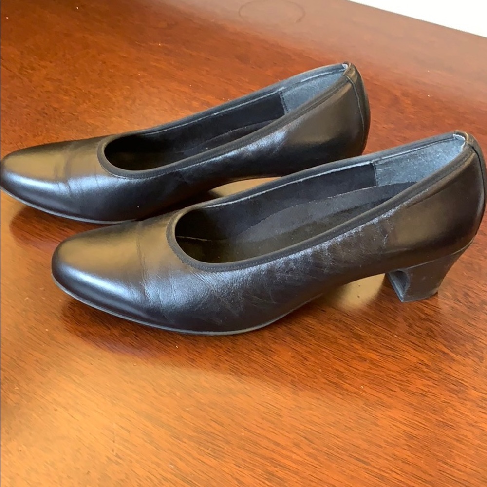 Munro black leather heels